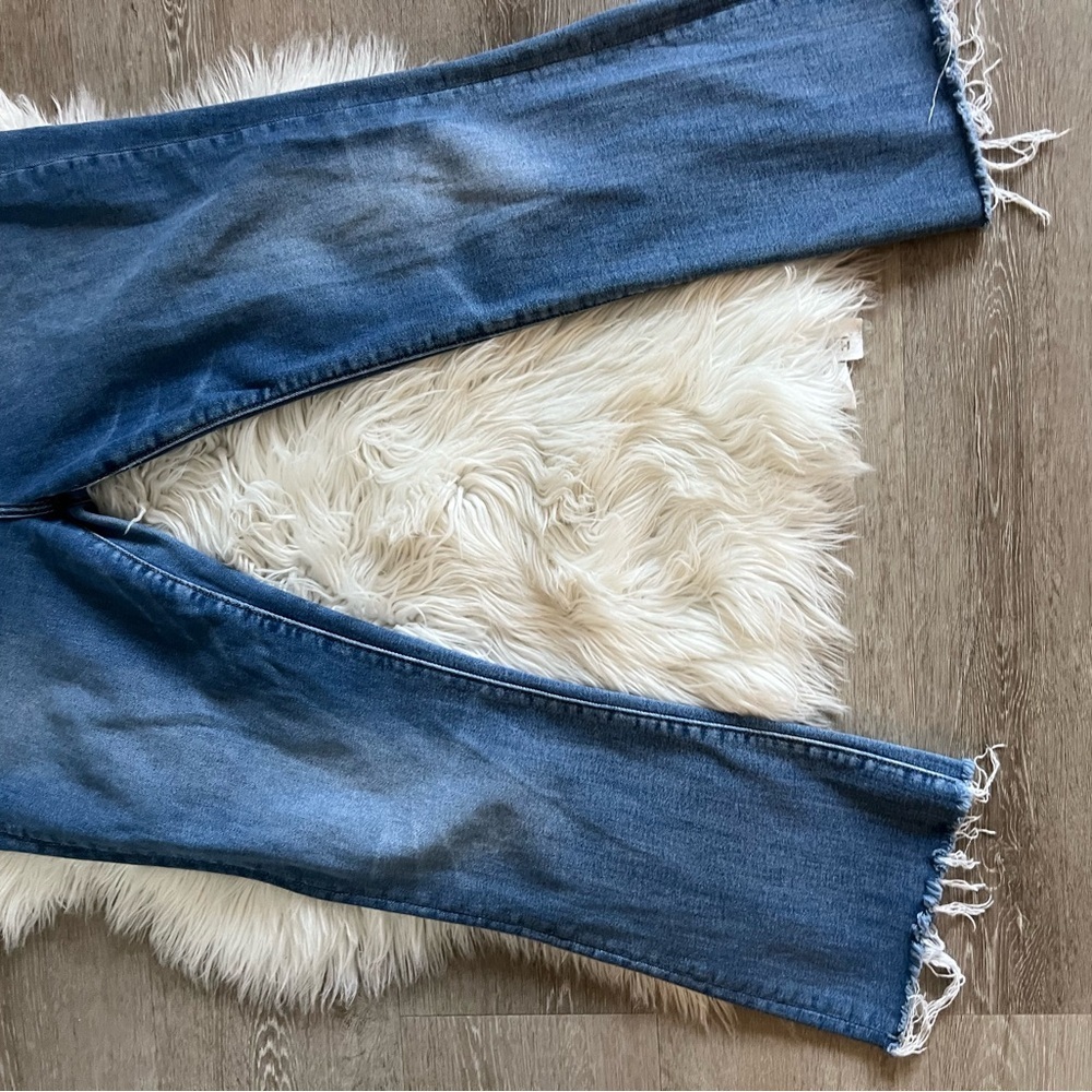 Driftwood Roxy cropped jean. Raw hem. Light blue denim. EUC. Size 30. - Picture 5 of 11